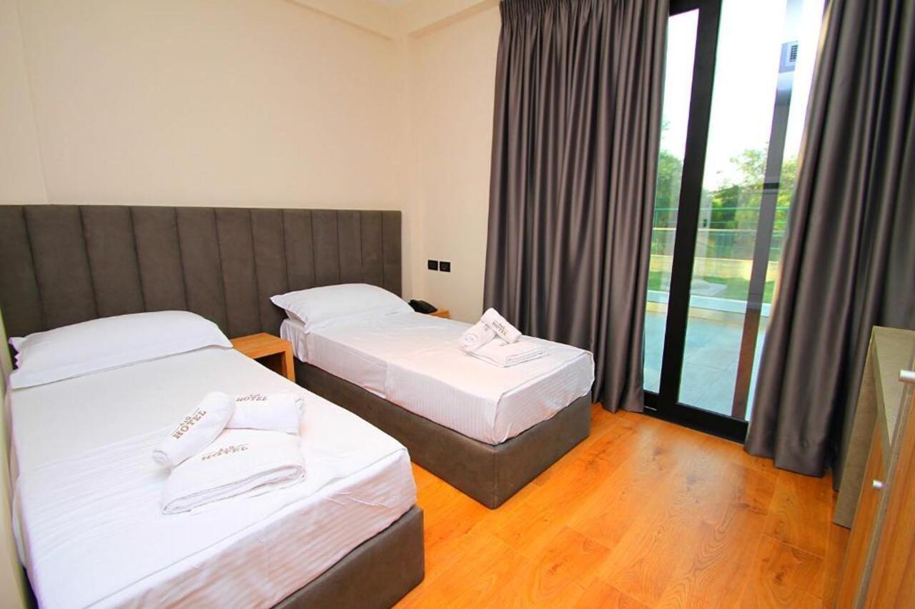 A&G Hotel Radhime Bagian luar foto