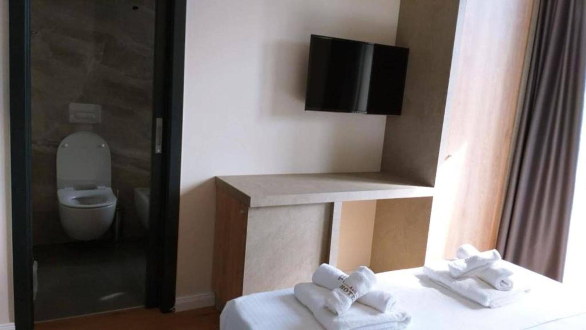 A&G Hotel Radhime Bagian luar foto