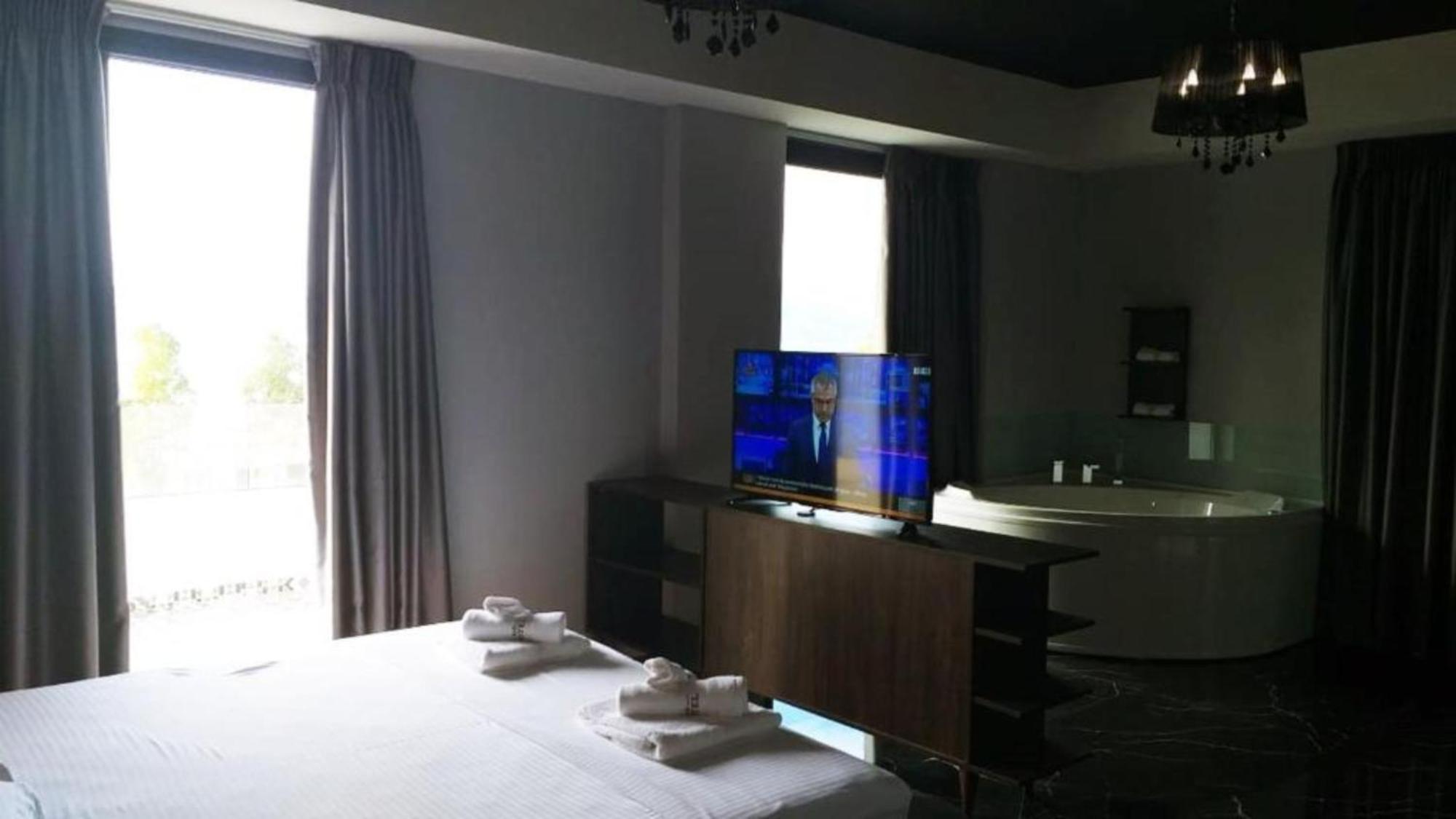 A&G Hotel Radhime Bagian luar foto