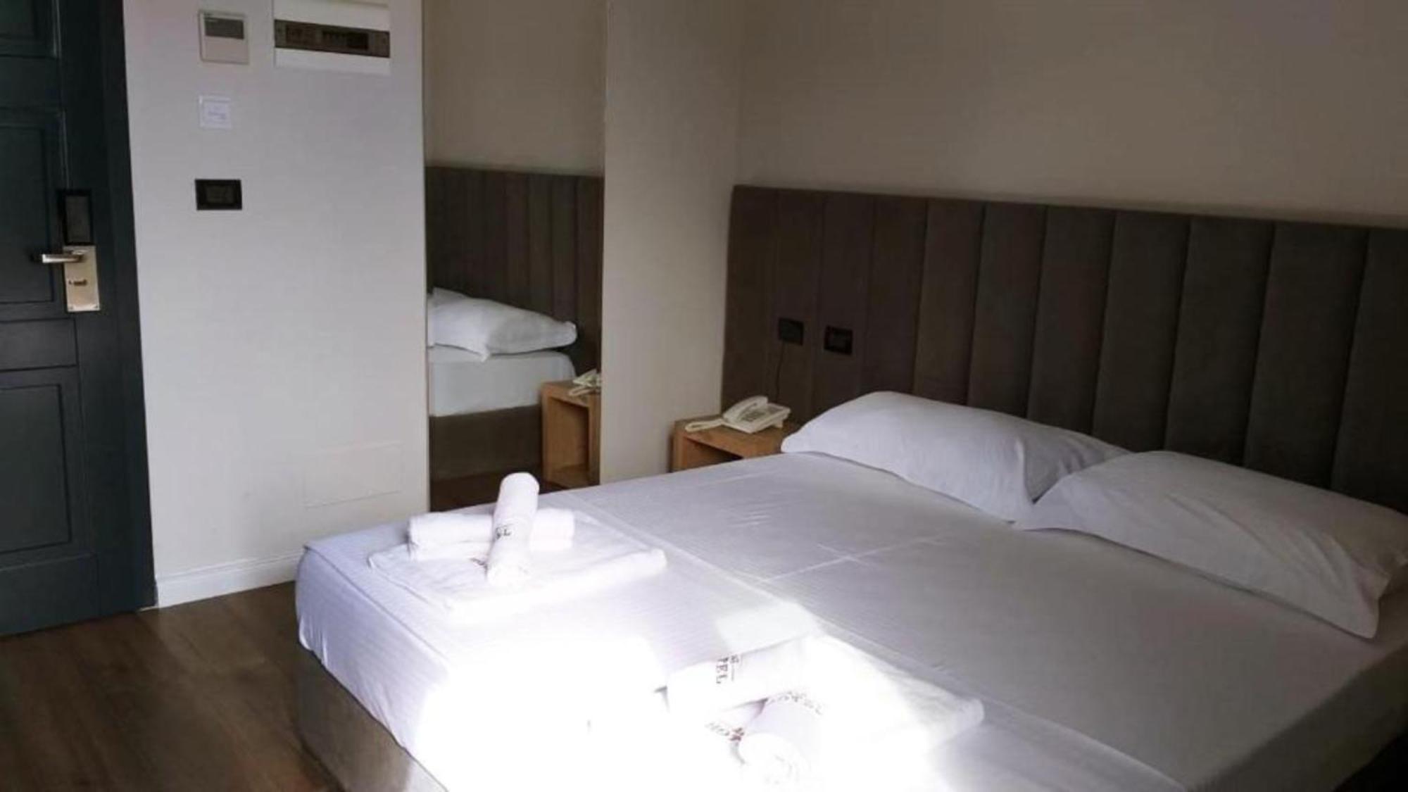 A&G Hotel Radhime Bagian luar foto