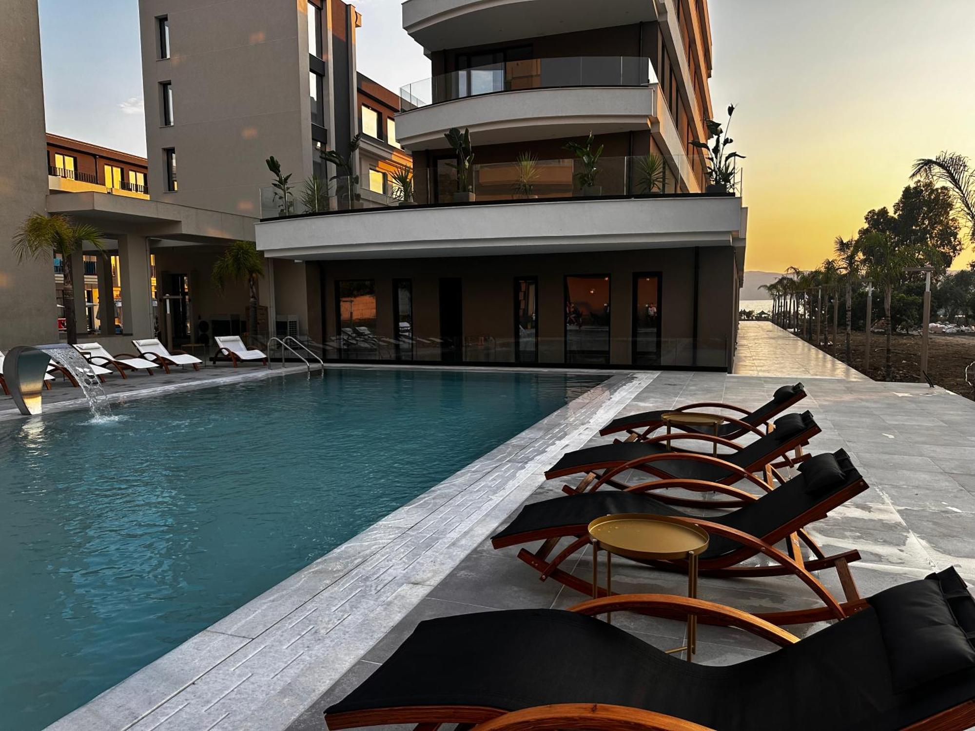 A&G Hotel Radhime Bagian luar foto