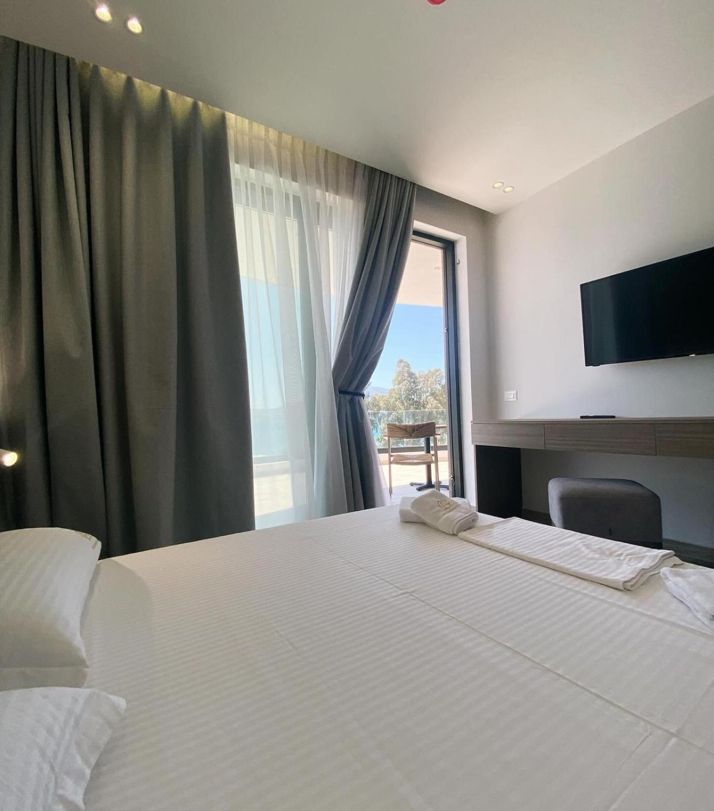 A&G Hotel Radhime Bagian luar foto