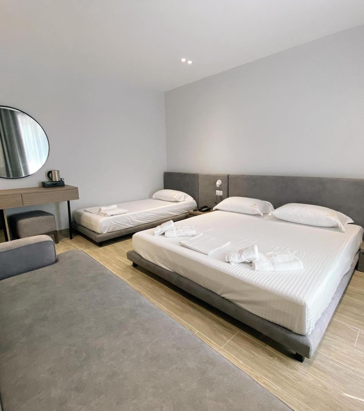 A&G Hotel Radhime Bagian luar foto