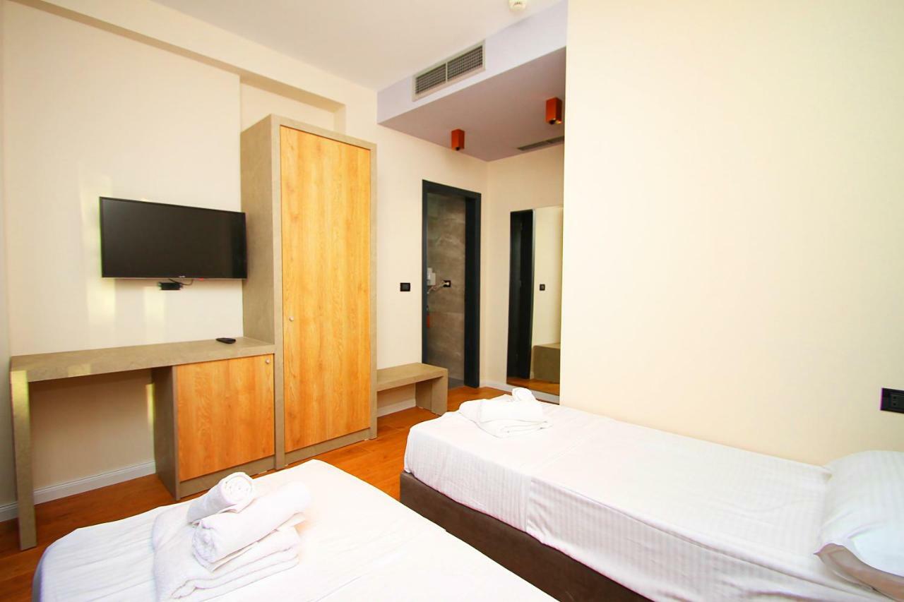A&G Hotel Radhime Bagian luar foto