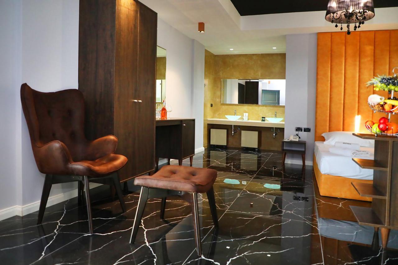 A&G Hotel Radhime Bagian luar foto