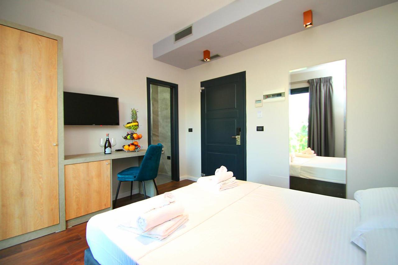 A&G Hotel Radhime Bagian luar foto